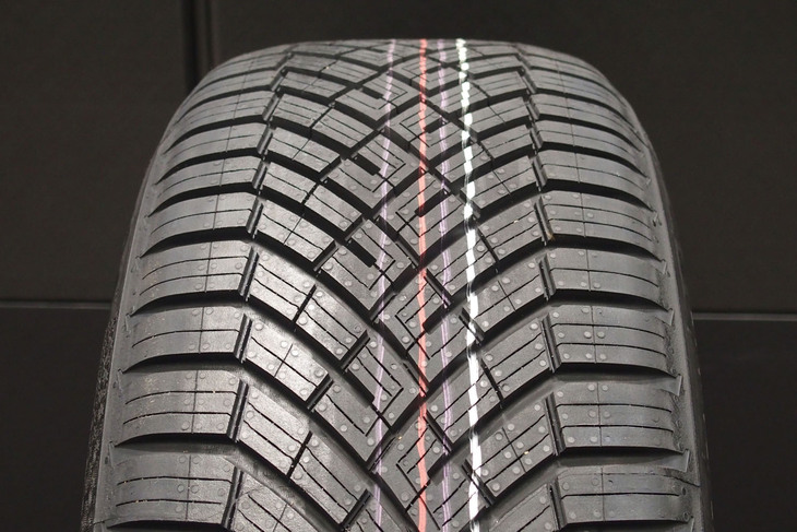 「オフセットVシェイプパターン」と呼ばれる「オールシーズンコンタクト2」の特徴的なトレッドパターン。