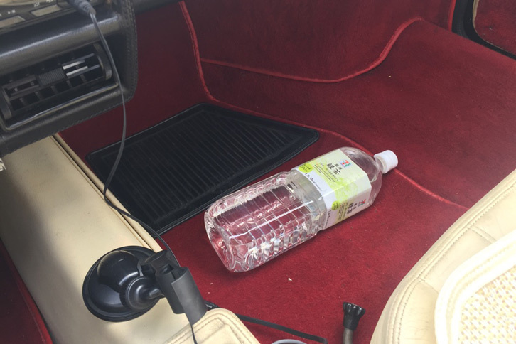 取りあえず、尾上サービスへ。助手席にペットボトルを入れ、出発！