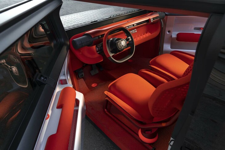 ダッシュボード周辺のパーツ点数は、従来の同クラス車と比較して半数以下である。