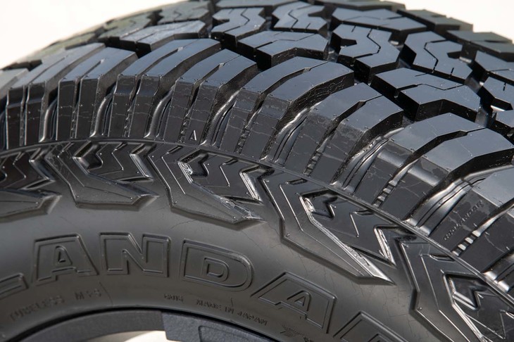 こちらは「大型ブロックデザイン」と呼ばれる面。回転方向指定がないため、タイヤ1本ごとに好みの面を外側（表側）にして履くことができる。