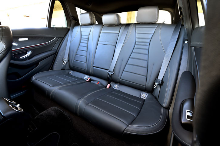 本革仕様を選択すると、本革シートのほかに後席シートヒーターや独ブルメスター社のサラウンドサウンドシステムなどが追加される。