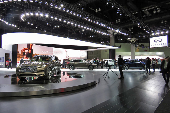 ロサンゼルスモーターショー2017のインフィニティブースの様子。