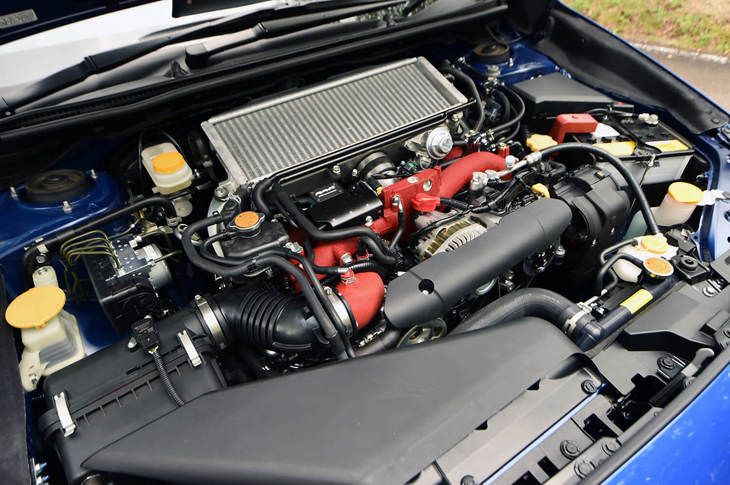 「S208」と同じチューニングが施されたEJ20型エンジン。エンジン本体がバランス取りされていることに加え、過給機にはボールベアリングターボが、吸気系には低圧損エアクリーナーエレメントと強化シリコンゴム製インテークダクトが、燃料制御には専用ECUが用いられている。