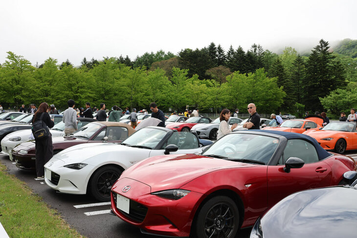 開会式が始まる10時までは、オーナー同士の交流タイム。お互いの愛車を眺めたり、久しぶりの再会を喜んだり、それぞれが「ロードスター」とともにある時間を楽しむのだ。