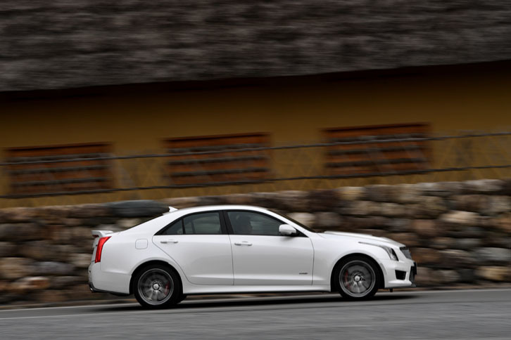 「ATSセダン」は「ラグジュアリー」と「プレミアム」の2グレード構成。試乗車は上級グレードのプレミアムで、減衰力可変サスペンションシステムの「マグネティック・ライド・コントロール」や、走行性能を高めるリミテッドスリップデフを標準装備する。