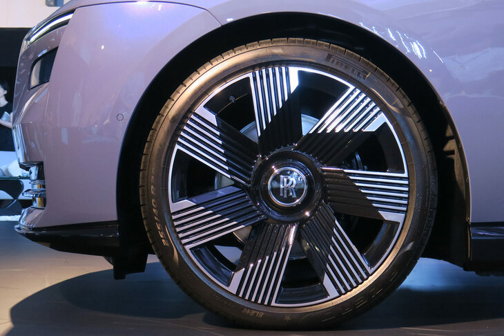 ロールス・ロイス・スペクター プロフェシー（タイヤ＆ホイール）