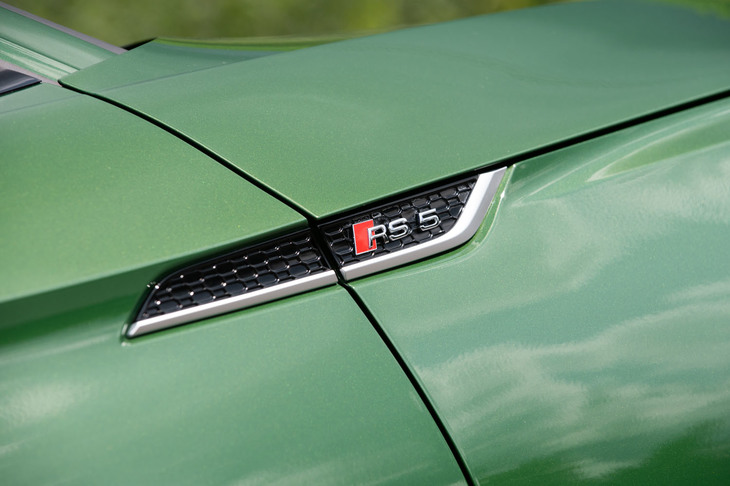 ボディーカラーは全8色。「RS 5スポーツバック」では、「RS 5クーペ」では利用できる「Audi exclusive」のスペシャルカラーをオーダーすることはできない。