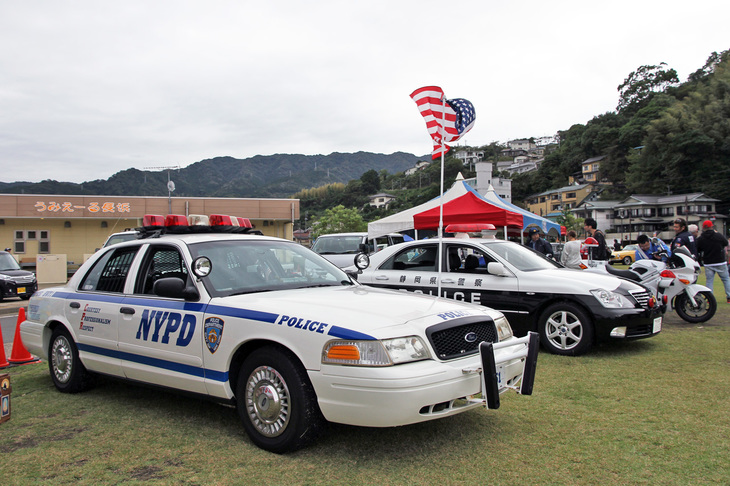 イベントに協力してくれた静岡県警のパトカーと白バイを堂々と従えた（？）、ニューヨーク市警パトカー仕様の「フォード・クラウン ビクトリア」。
