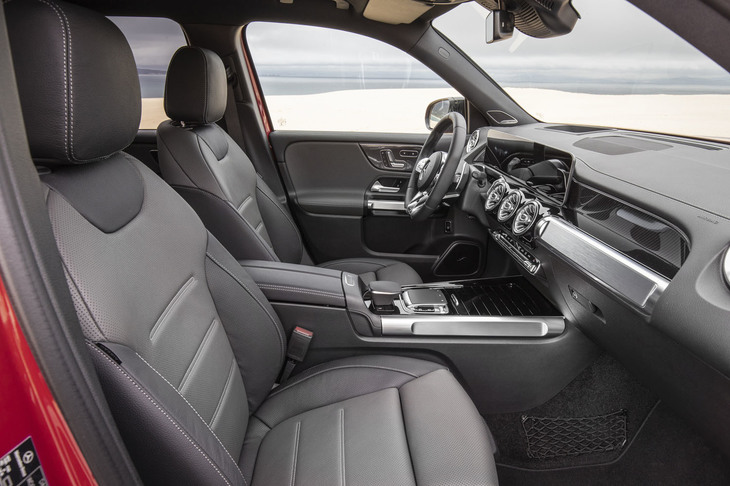 全席とも着座位置は「Aクラス」や「Bクラス」といった乗用車系よりも高く設定されている。