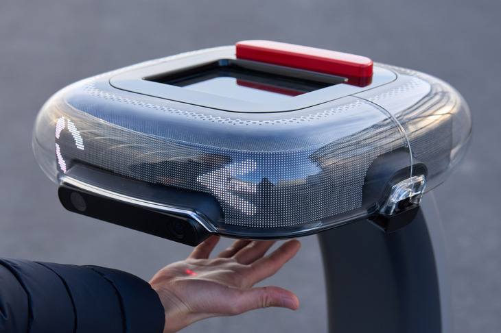 「ワポチ」は静脈認証とカメラ映像を合わせて利用者を認識。認証を済ませたり指示を確認したりすると、ウインクしたり目をつぶったりするので反応が分かりやすい。