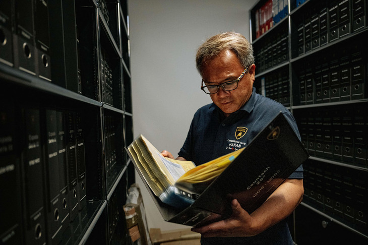 ポロストリコの膨大なアーカイブに目を通す筆者。これらは貴重な資料として大切に保管されている。同部門の活動にともない、さらに増えていくことだろう。