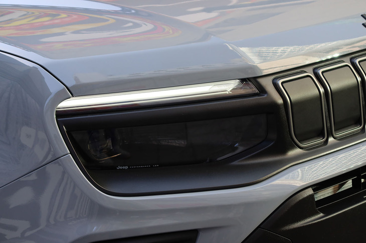 ジープ・アベンジャー4xeハイブリッド（ヘッドランプ）