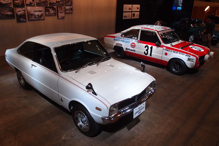 「マツダ・ファミリアプレスト ロータリークーペ」（1968年／写真手前）と、そのレース仕様車（1970年／写真奥）。