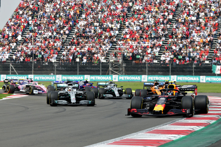 ベルギーGPでトロロッソからレッドブルに昇格したアレクサンダー・アルボン（写真右）は、フリー走行中にクラッシュするなどのミスがありながらも、それを予選でうまくリカバーしてキャリアベストの5番グリッドを獲得。レースではスタート直後に3位という好位置を得たがメルセデス、フェラーリとは互角に戦うことができず、5位でフィニッシュした。（Photo=Red Bull Racing）