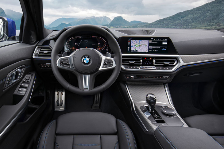 新型のインテリア（写真）はカッコイイが、現行も十分にカッコイイ。液晶メーターはちょっとイイかも。