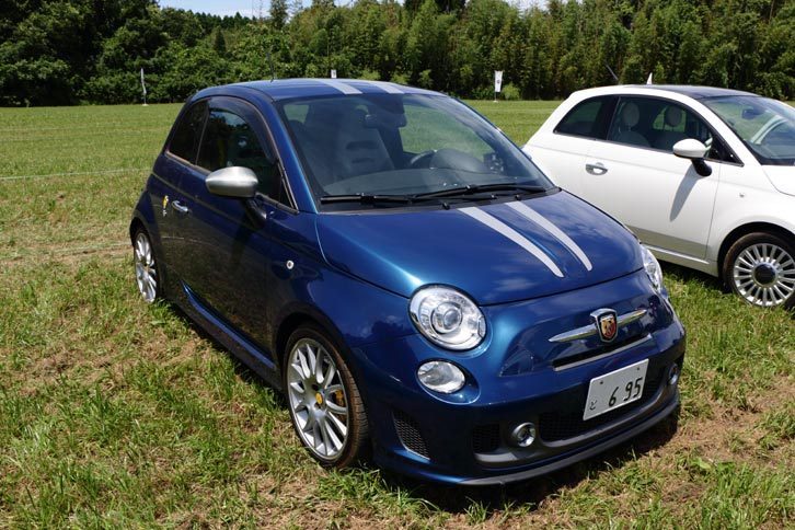 フェラーリの名を冠したアバルトの限定車が「695トリブートフェラーリ」。発売当時はアバルトの最強スペックを誇った。
			 