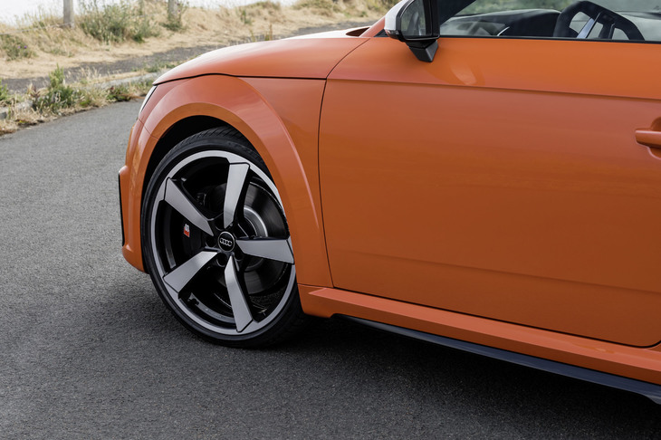 「5アームカッターデザイン」の20インチアルミホイール。試乗車にはピレリの「Pゼロ」タイヤが組み合わされていた。