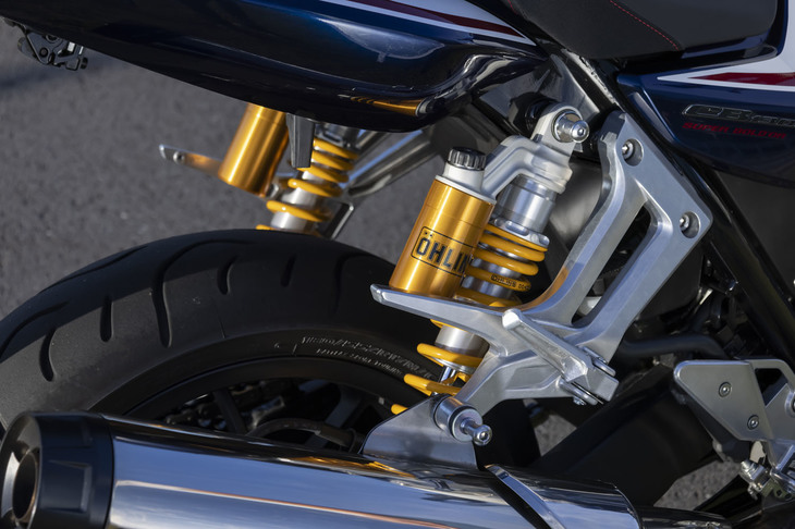 リアサスペンションはクラシックなツインショック式。「SP」ではφ49mmのリザーバータンクを備えた、オーリンズ製ショックアブソーバーが装備される。