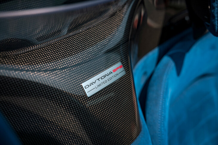 航空機にも使用されるT800カーボンファイバーが用いられたコックピットタブをはじめ、車両骨格はいずれも軽量・強靭（きょうじん）なカーボンファイバーで構成されている。