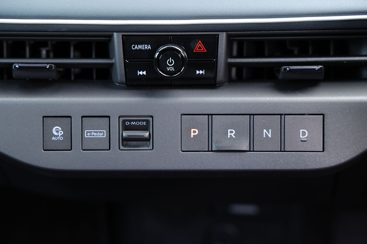 エアコンの吹き出し口下に並ぶスイッチは、左から「プロパイロットパーキング」、より強い回生ブレーキが得られる「e-Pedal」、ドライブモードセレクター、そしてシフトセレクター（P／R／N／D）の順となる。