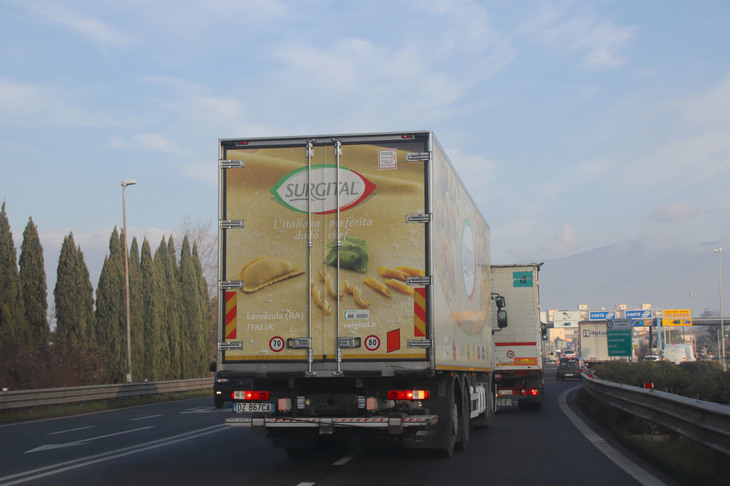 （写真B）。ここからはいよいよイタリア。北部ラヴェンナを本拠とする業務用冷凍パスタブランド、スルジタルのトラック。