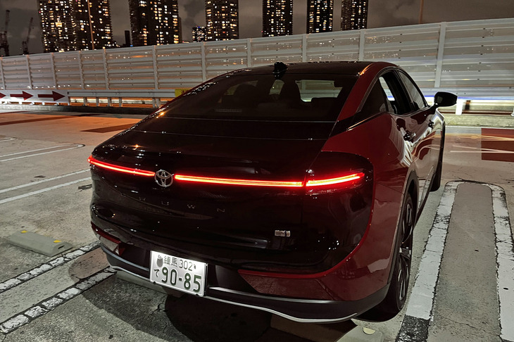 横一文字に点灯する「クラウン クロスオーバー」のテールランプ。LED式になってから、同種のデザインを採用する車両が増えてきたように思える。