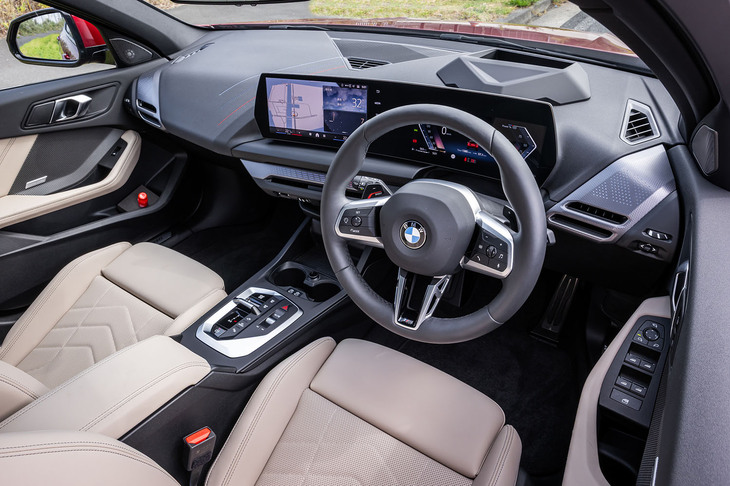 BMWでおなじみとなったカーブドディスプレイを採用するコックピット。iDriveコントローラーが姿を消し、フラットになったセンターコンソールなどが最新のBMWであることを印象づけている。