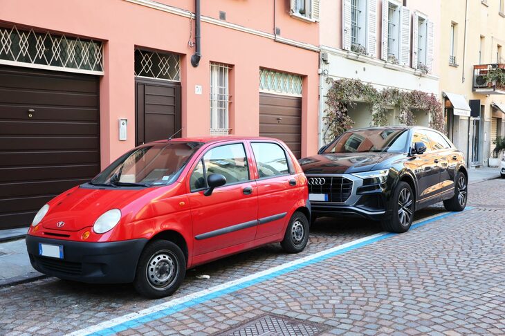 2004年登録の初代「大宇マティス」（左）。同車は、モデルチェンジ時機を逃した「フィアット・パンダ」の市場をうまく獲得した。3月、パルマで。