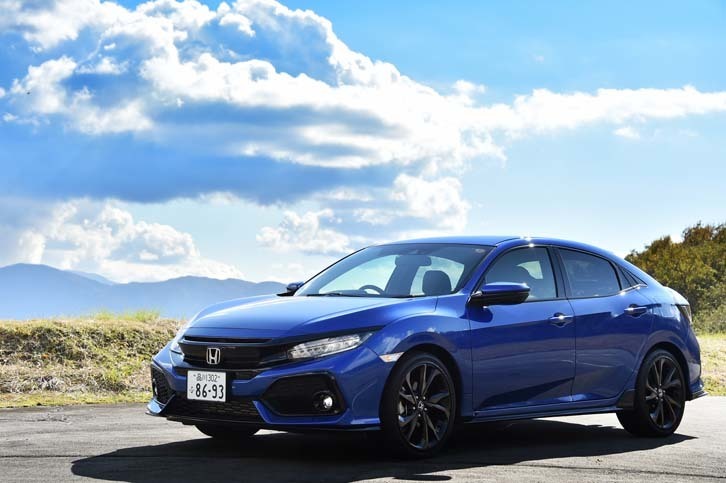 新型では、歴代で初めて「タイプR」の開発が同時に進められた。そのため、タイプRの動力性能にも対応可能なプラットフォームを新規開発して採用している。