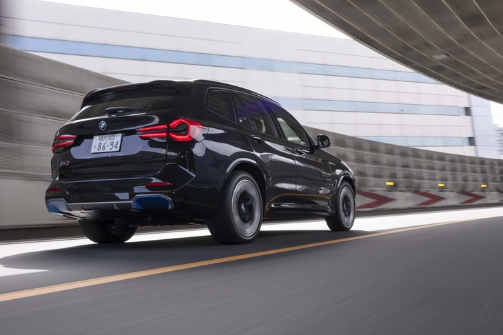 「アドバンスポーツV107」を装着した「BMW iX3 Mスポーツ」では、タイヤに起因するノイズの類いが、見事なまでに抑えられていた。