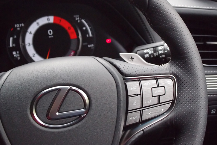 LS500“Fスポーツ”（ステアリングスイッチ）