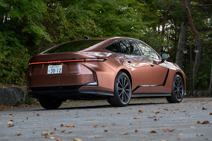 今回の試乗車は2.5リッターハイブリッド「ES350h」のFWD車（790万円）。FWDでBEVの「350e」と同価格でシリーズ最廉価だが、BEV版はCEV補助金の対象（令和7年度は130万円）となっているため、総支払額にはだいぶ差が出る。