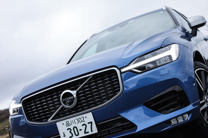 フロントセクションでは、グリル（格子の意匠）やバンパー下部の形状などが、「R-DESIGN」固有のデザインとなる。ヘッドライトは「XC60」全車共通で、LED式を採用する。