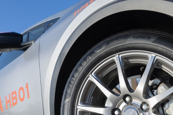 ブリヂストン最新の商品設計基盤技術、エンライトンを採用し、開発された「フィネッサHB01」。サイドウォールに「ENLITEN」のロゴが刻まれている。