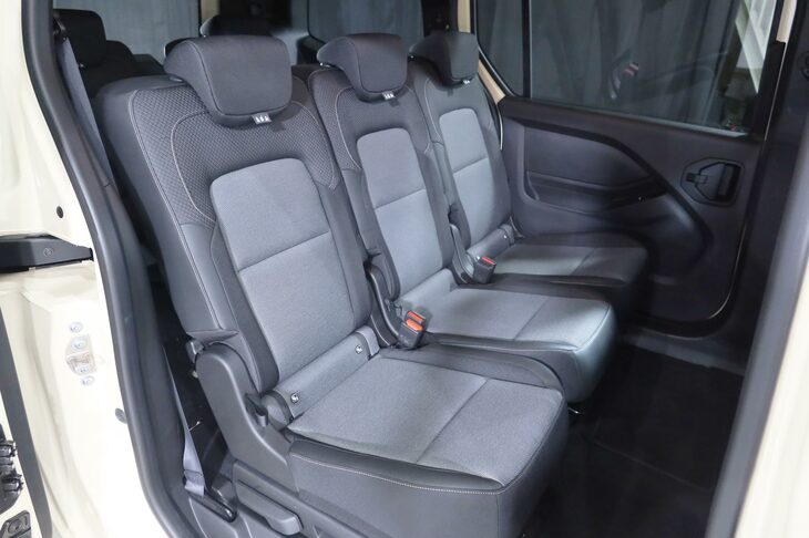 2・3列目のシートはいずれも独立式で、個別に格納や跳ね上げ、前後130mmのスライド調整が可能だ。