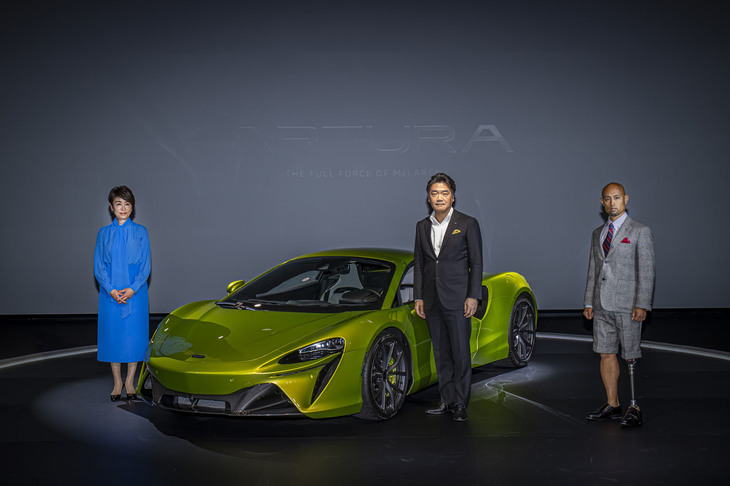 発表イベントではキャスター／ジャーナリストの安藤優子氏（左）と、東京パラリンピック代表に内定しているアスリートの山本 篤氏（右）をゲストに、マクラーレン・オートモーティブ・アジア日本支社代表の正本嘉宏氏（中央）とのトークセッションが行われた。