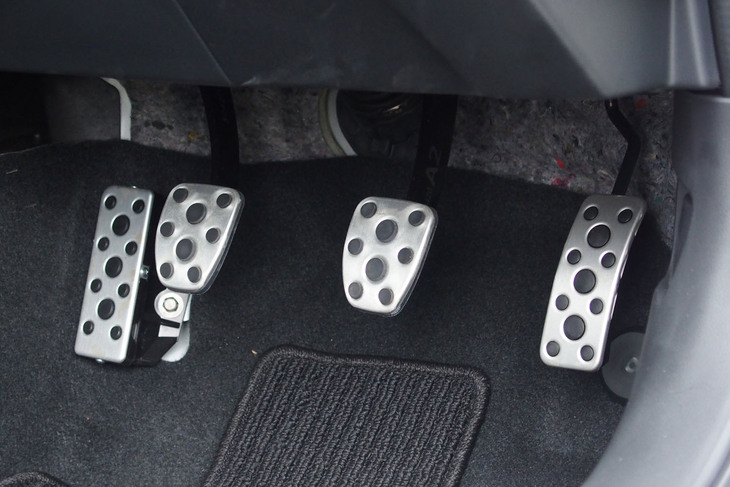6段MTを搭載する「BRZ STI Sport」のアルミ製ペダル。アクセル、ブレーキ、クラッチ、そしてフットレストのいずれにもゴム製のパッドが組み込まれている。