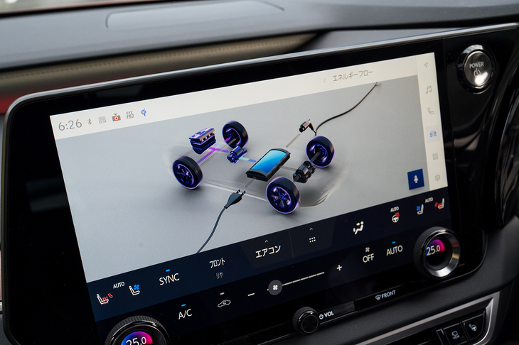 センタースクリーンに表示されるエネルギーフローはプレミアムブランドにふさわしい図柄に変わった（これまではちょっと……）。電気の流れは水色、トルクの流れは紫色で表示される。