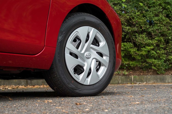 「G」では樹脂キャップ付きの15インチスチールホイールが標準装備。アルミホイールはオプションで、15インチと16インチが選べる。