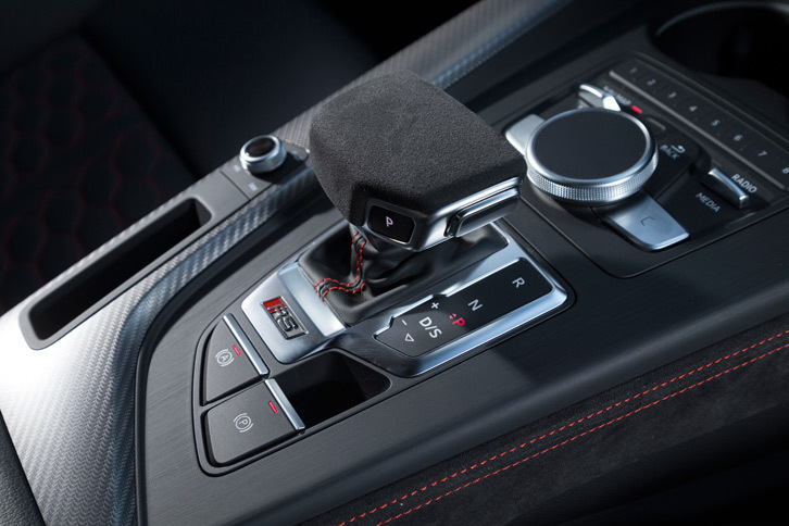 トランスミッションは現行型「S5」などと同じく、ツインクラッチ式ATの7段Sトロニックから、トルコン式ATの8段ティプトロニックに変更された。