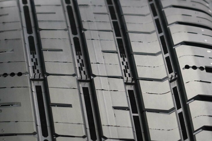 「パイロットスポーツ5エナジー」の溝には、深みのある黒を表現する「プレミアムタッチ」によるデザイン処理が施されている。