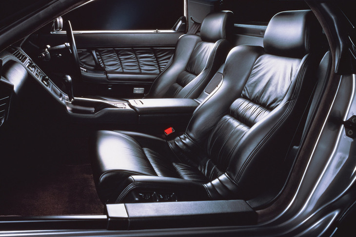 ホールド性はもちろん、快適性も重視されたシート。上質な本革製で、電動のリクライニング／スライド調整機構が備わっていた。