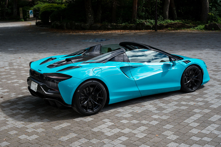 シャシーはマクラーレンにとっては第2世代ともいえる最新世代のカーボンモノコック。高い剛性とともにしなやかさも感じさせる。