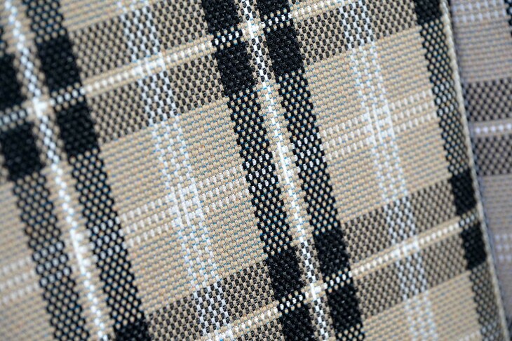 チェック柄のはっ水ファブリック表皮。