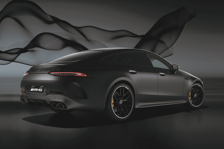 「AMG GT53 4MATIC＋（ISG）ファイナルエディション」のリアビュー。「MANUFAKTURグラファイトグレーマグノ／マット」の外板色が採用される。販売台数は限定30台。左ハンドル車のみの設定だ。