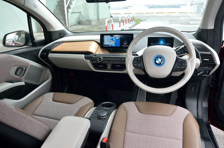 サステイナビリティーというコンセプトを具体化すべく、「i3」のインテリアには軽量なケナフ麻やペットボトルの再生材が多く使われている。