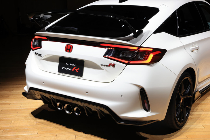 リアまわりでは、黒塗りのウイングとディフューザーが特徴。フロント／サイドの空力デバイスと合わせ、ダウンフォースの増強と前後リフトバランスの最適化に寄与する。