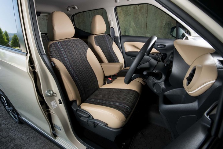 テスト車にはオプションの「プレミアムインテリアパッケージ」が装着されていた。インパネなどの随所がブラックとタンのカラーコーディネートとなるほか、シートのファブリックがストライプパターンになる。