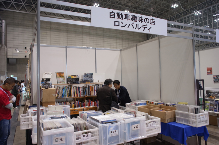 自動車趣味の店ロンバルディのブース。