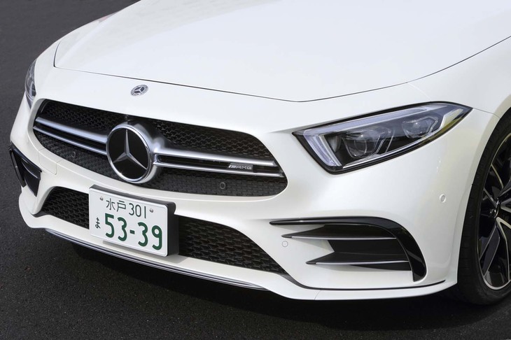 「センシュアルピュアリティー（官能的純粋）」をテーマとする、メルセデスの新世代デザインの嚆矢（こうし）としてデビューした新型「CLS」。AMGモデルの「CLS53 4MATIC＋」ではシルバークロームのツインブレードを備えたフロントグリルを採用する。